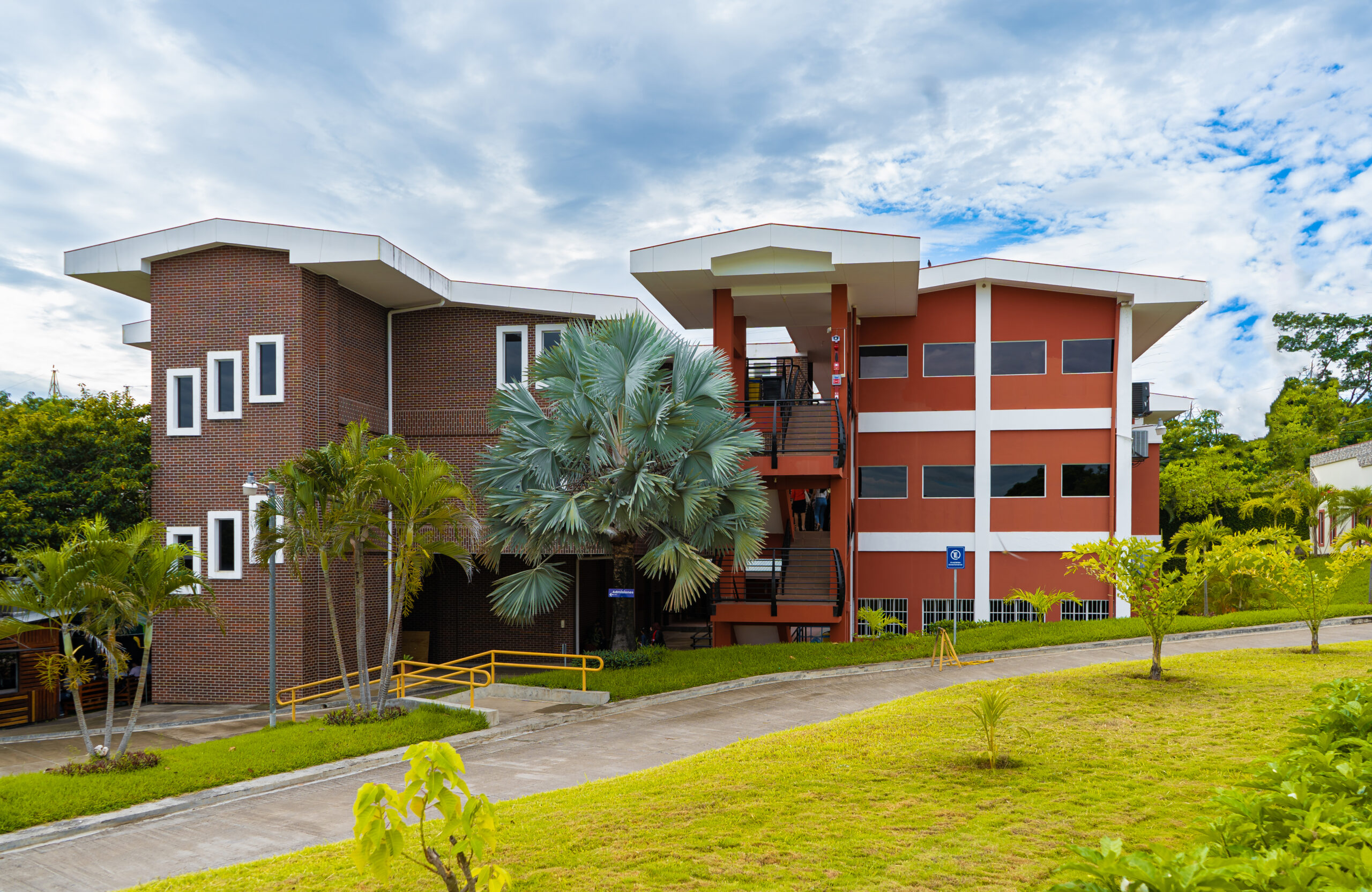 Universidad Gerardo Barrios (UGB)